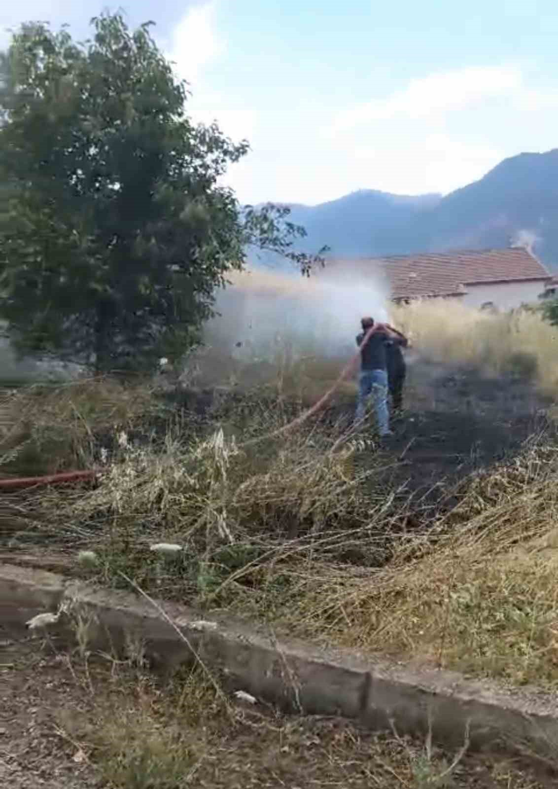 Otluk alanda çıkan yangın yerleşim yerlerine sıçramadan söndürüldü 7 otluk alanda cikan yangin yerlesim yerlerine sicramadan sonduruldu 3 h5yPak92