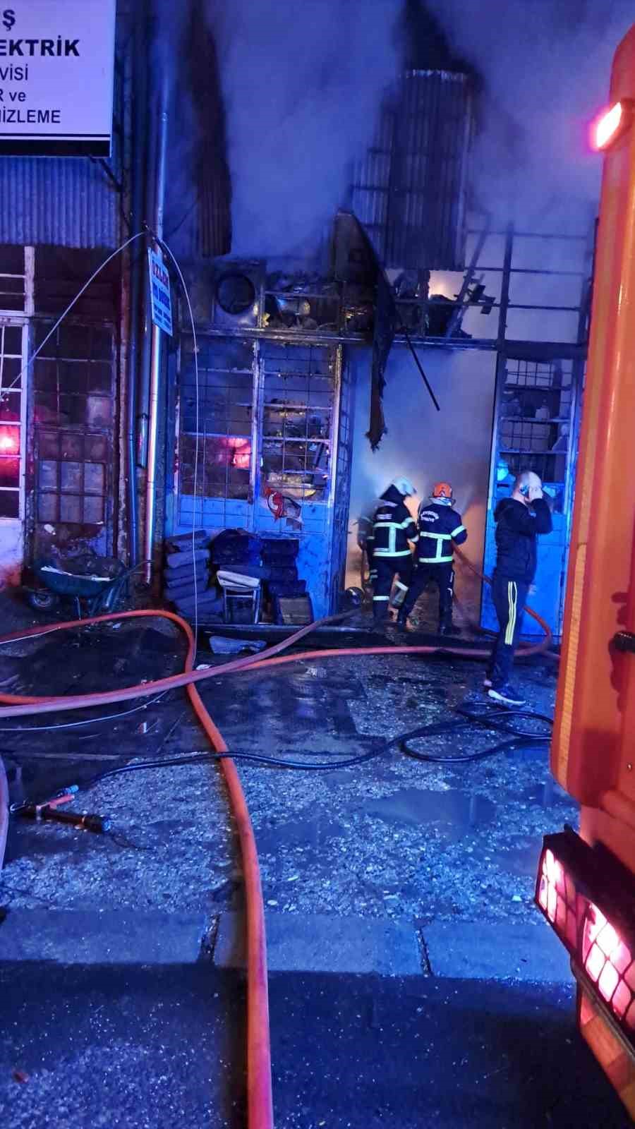 oto doseme dukkani cikan yanginda kule dondu 1 cEAIjHya
