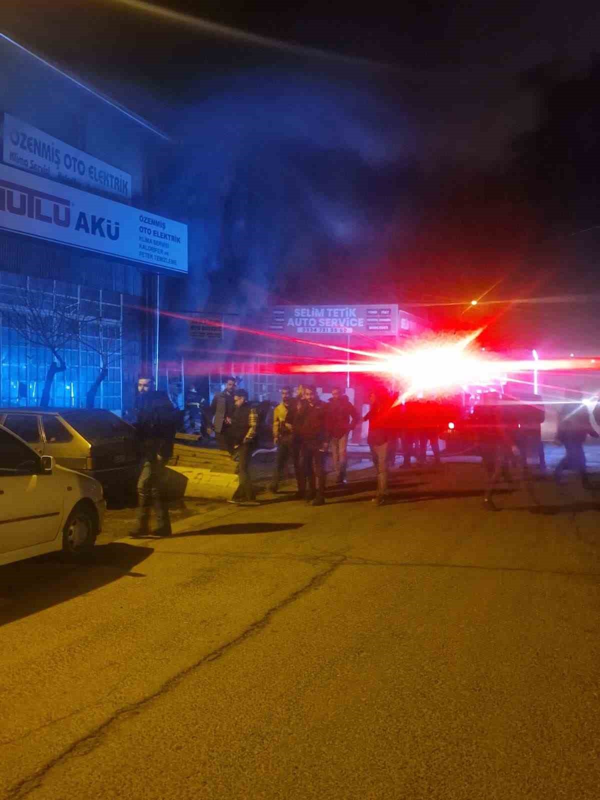 oto doseme dukkani cikan yanginda kule dondu 4 3LWv1KEK