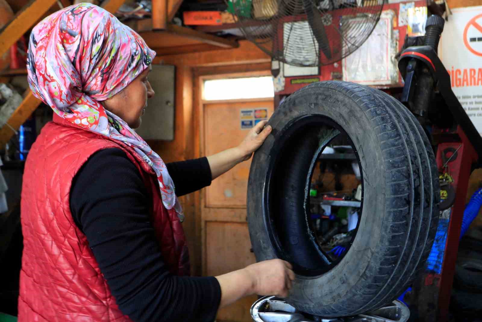 oto lastik tamirine kadin eli degdi elinde krikoyu goren soforler sasiriyor 1 zs9A1u7y