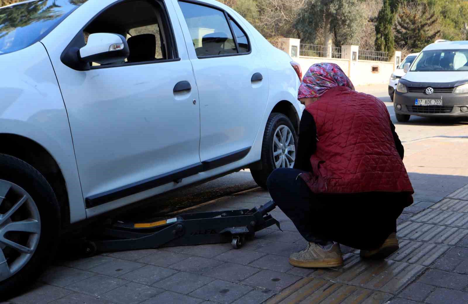 oto lastik tamirine kadin eli degdi elinde krikoyu goren soforler sasiriyor 2 qKRQWrQ9