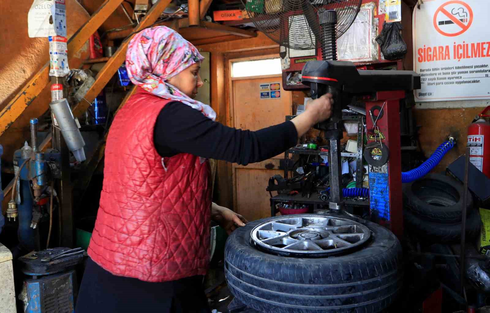 oto lastik tamirine kadin eli degdi elinde krikoyu goren soforler sasiriyor 3 zly6Jd7V