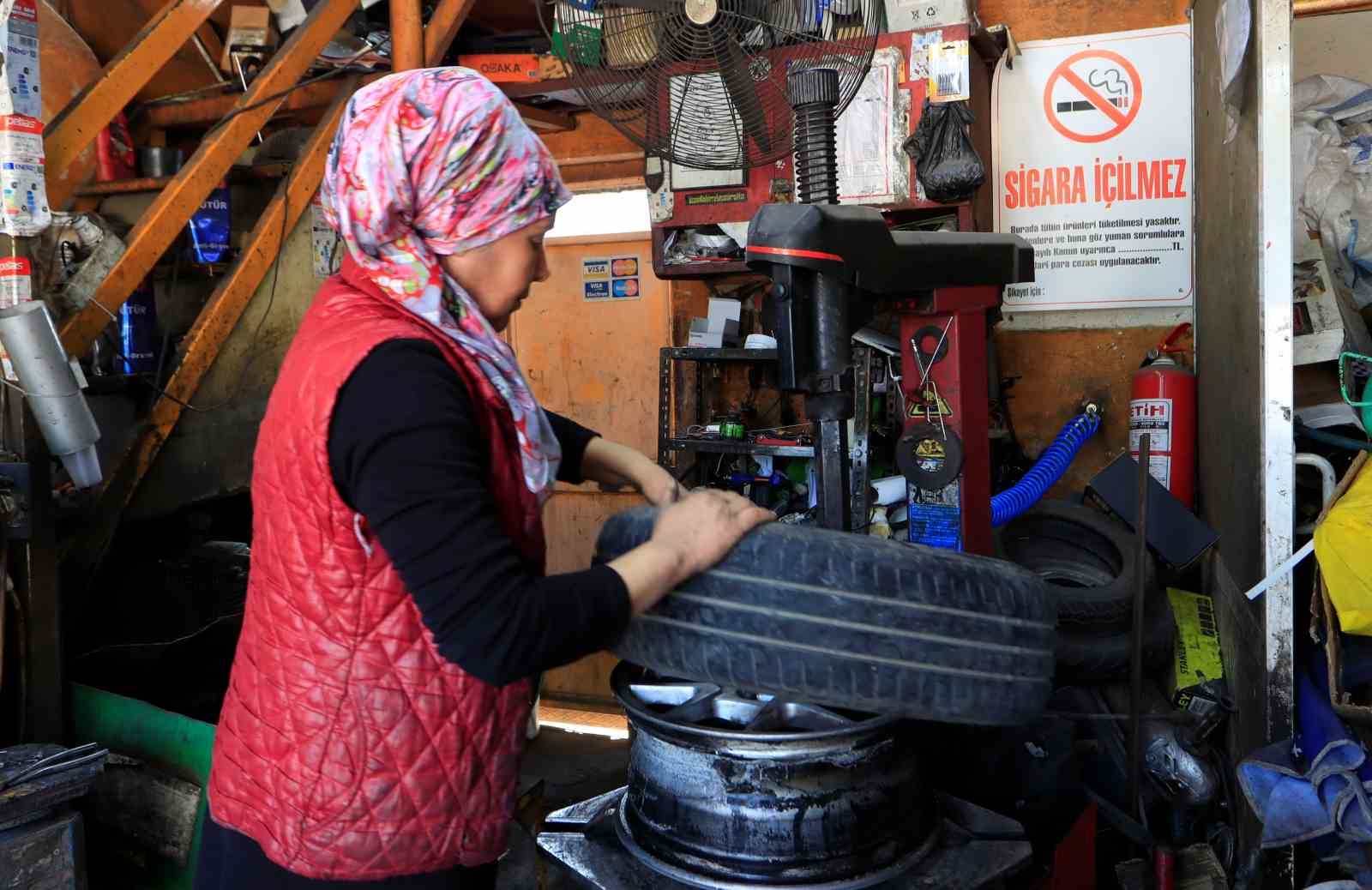 oto lastik tamirine kadin eli degdi elinde krikoyu goren soforler sasiriyor 5 YP3hXKhY