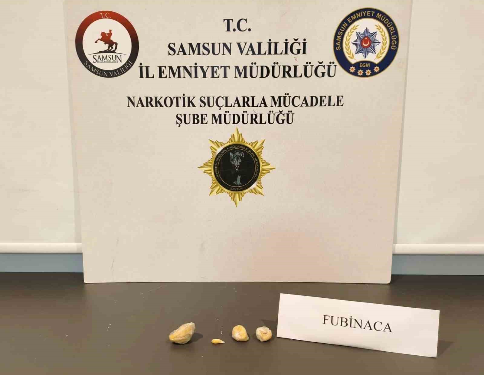 oto teybinin arkasina gizlenen uyusturucu ortaya cikarildi 3 Hl6XzZAt