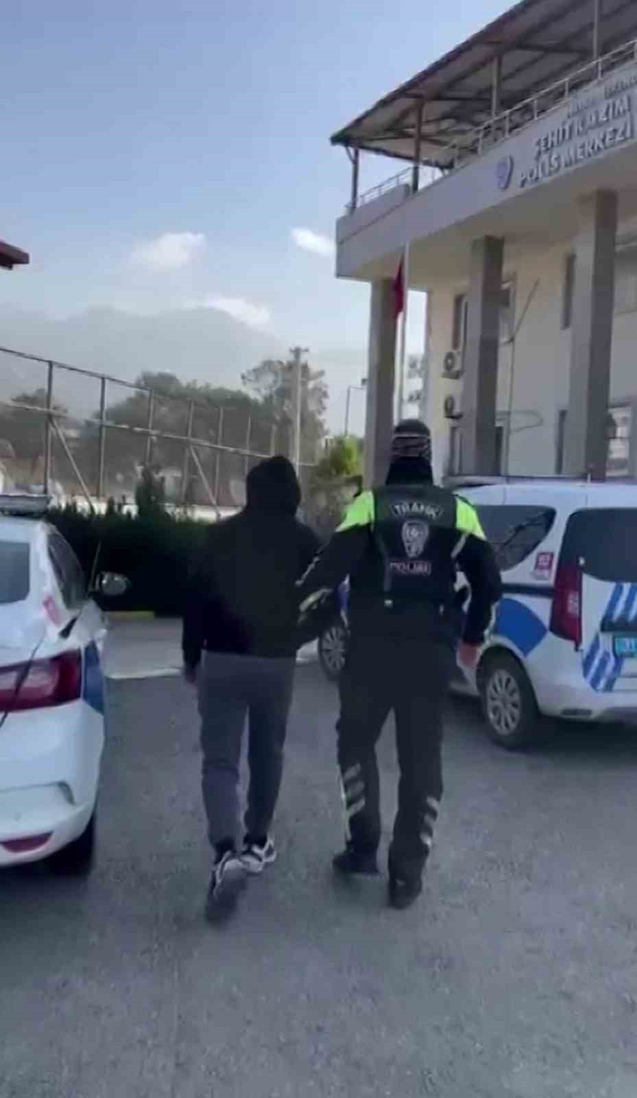 Otobanda 174 kilometre hızla ölüme meydan okuyan motosikletliye 45 bin TL ceza 5 otobanda 174 kilometre hizla olume meydan okuyan motosikletliye 45 bin tl ceza 1 8eVzAhb1