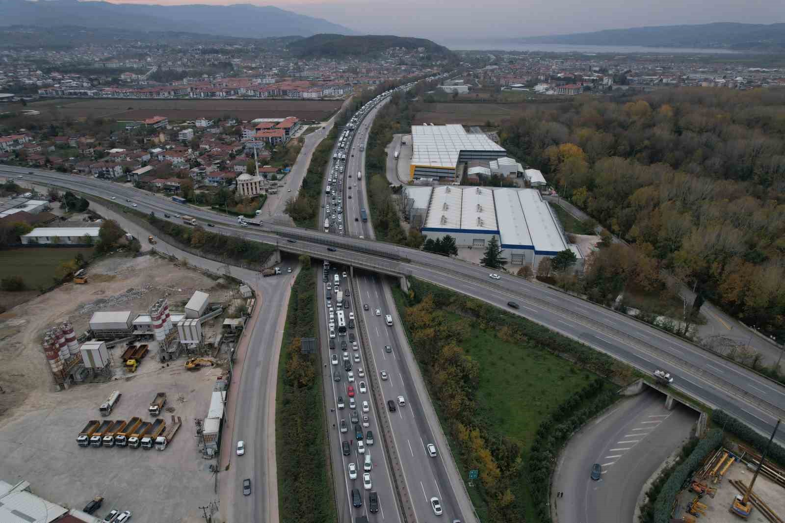 otobanda tir ile carpisan nakliyat kamyonu devrildi kilometrelerce arac kuyrugu olustu 1 fOOSuFXT