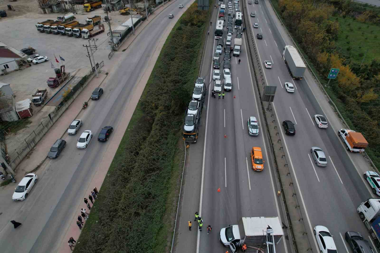 otobanda tir ile carpisan nakliyat kamyonu devrildi kilometrelerce arac kuyrugu olustu 3 ccjw4itl