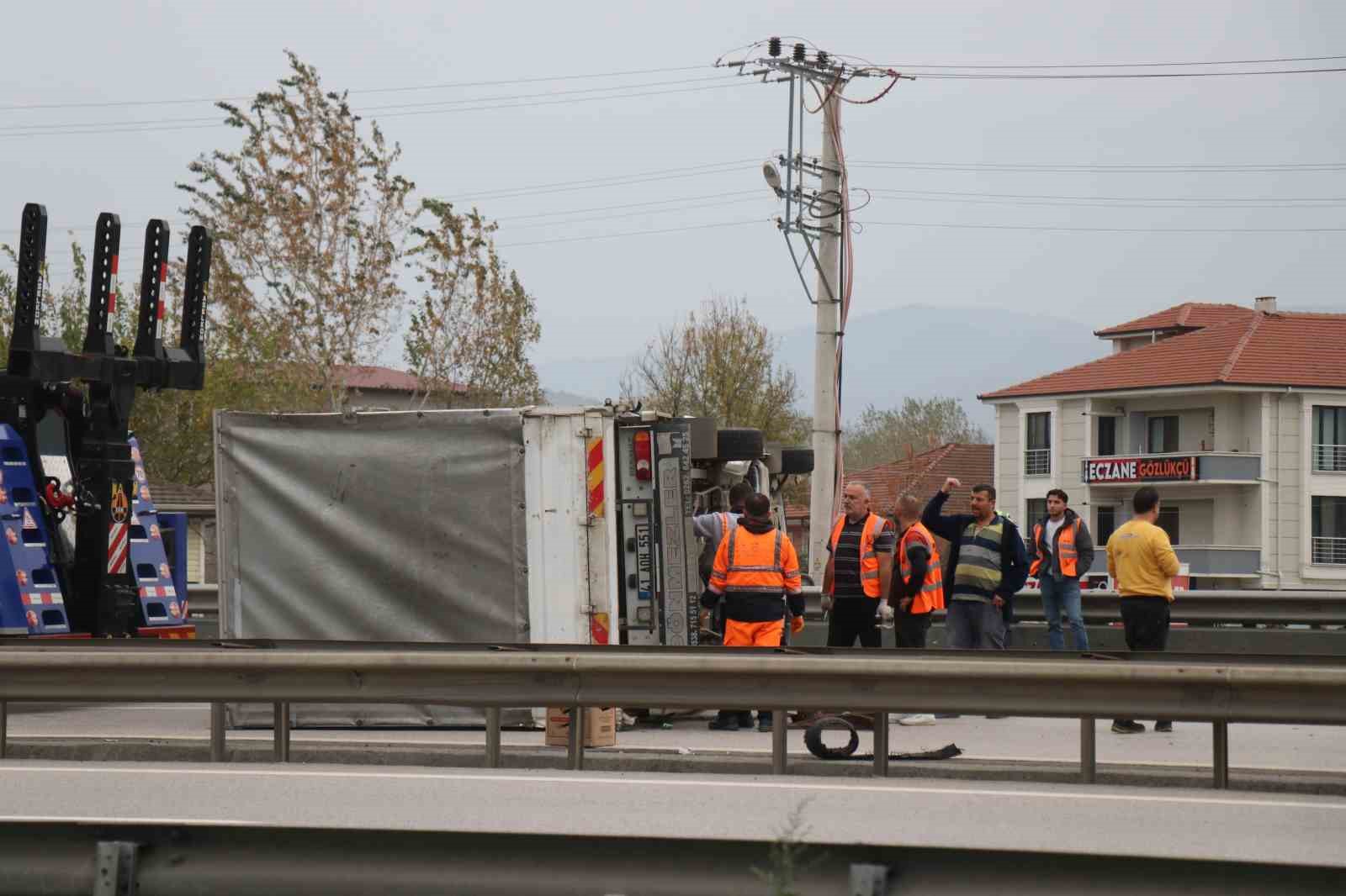 otobanda tir ile carpisan nakliyat kamyonu devrildi kilometrelerce arac kuyrugu olustu 4 PfFvfa3H