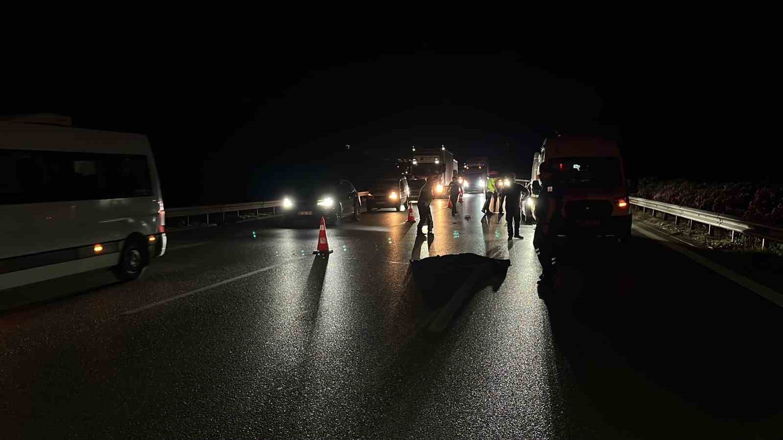 Otobanda yolun karşısına geçerken tır çarpan şahıs hayatını kaybetti 4 otobanda yolun karsisina gecerken tir carpan sahis hayatini kaybetti 0 B9Khnv29