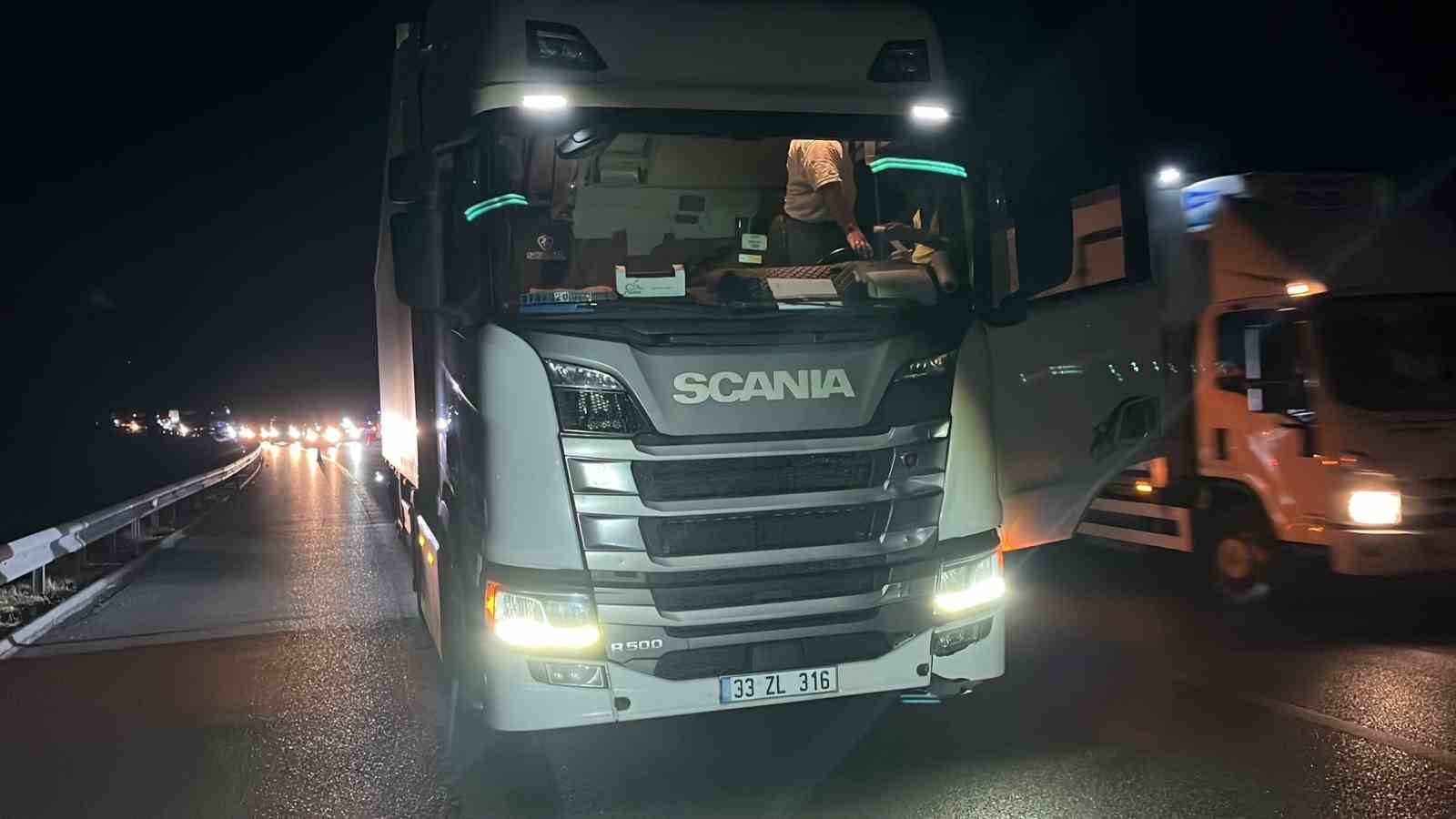 Otobanda yolun karşısına geçerken tır çarpan şahıs hayatını kaybetti 6 otobanda yolun karsisina gecerken tir carpan sahis hayatini kaybetti 2