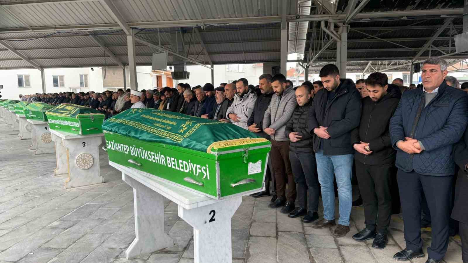 otobus kazasinda hayatini kaybeden 3 kisi gaziantepte son yolculuguna ugurlandi 0