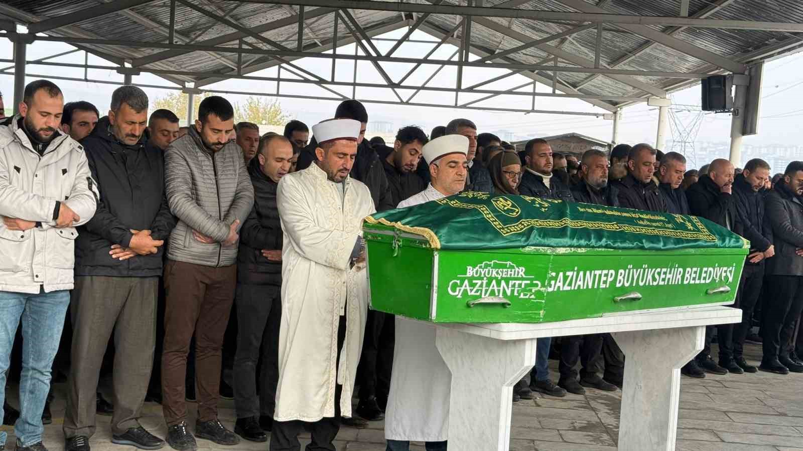 otobus kazasinda hayatini kaybeden 3 kisi gaziantepte son yolculuguna ugurlandi 1 F37vtfEX