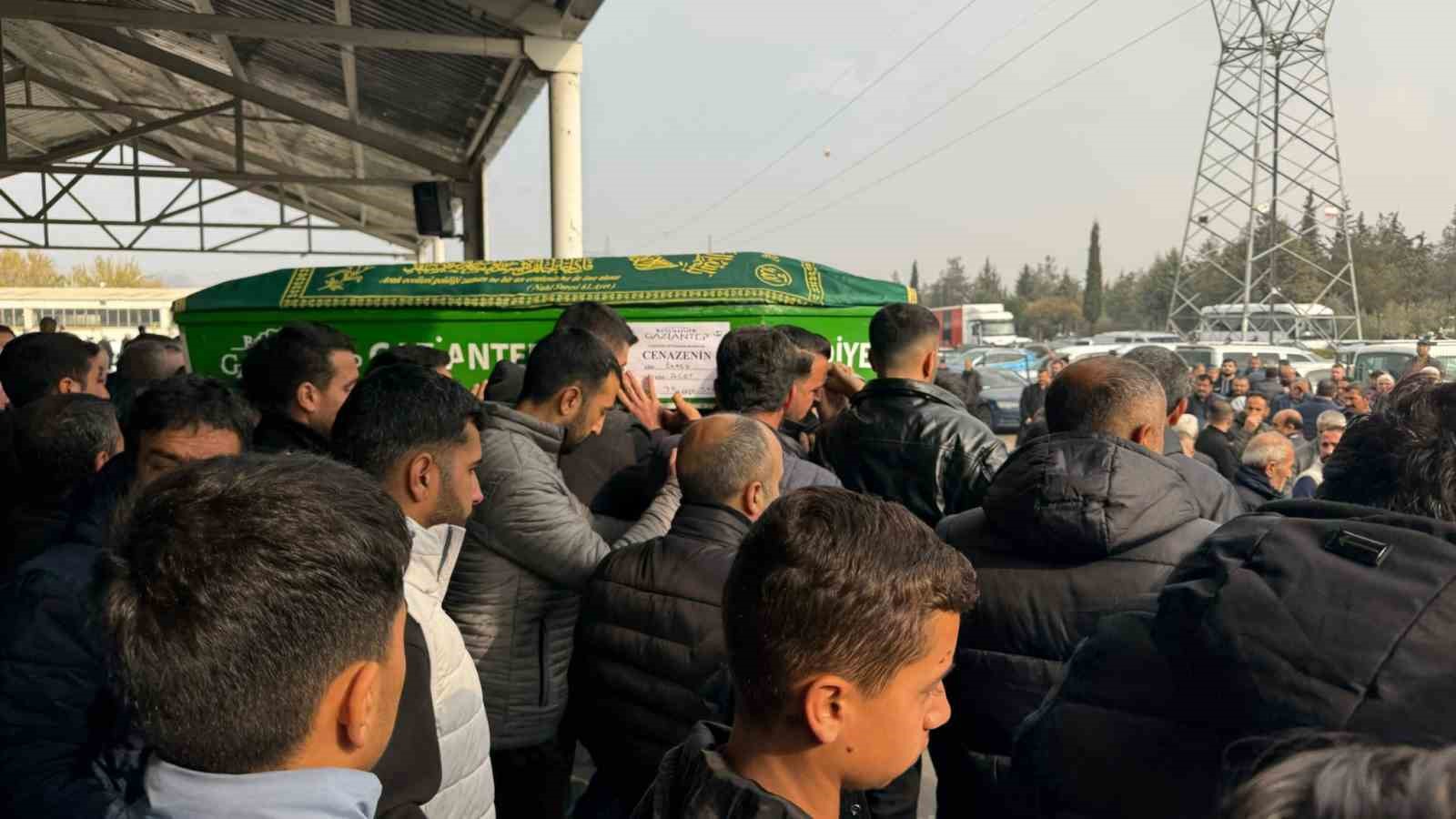 otobus kazasinda hayatini kaybeden 3 kisi gaziantepte son yolculuguna ugurlandi 2