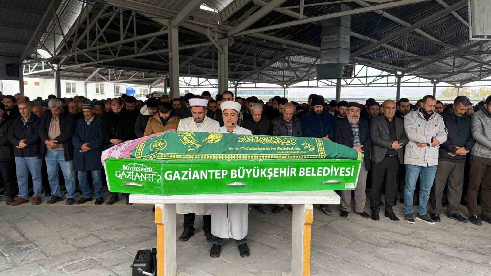 otobus kazasinda hayatini kaybeden 3 kisi gaziantepte son yolculuguna ugurlandi 3 flY34lAs