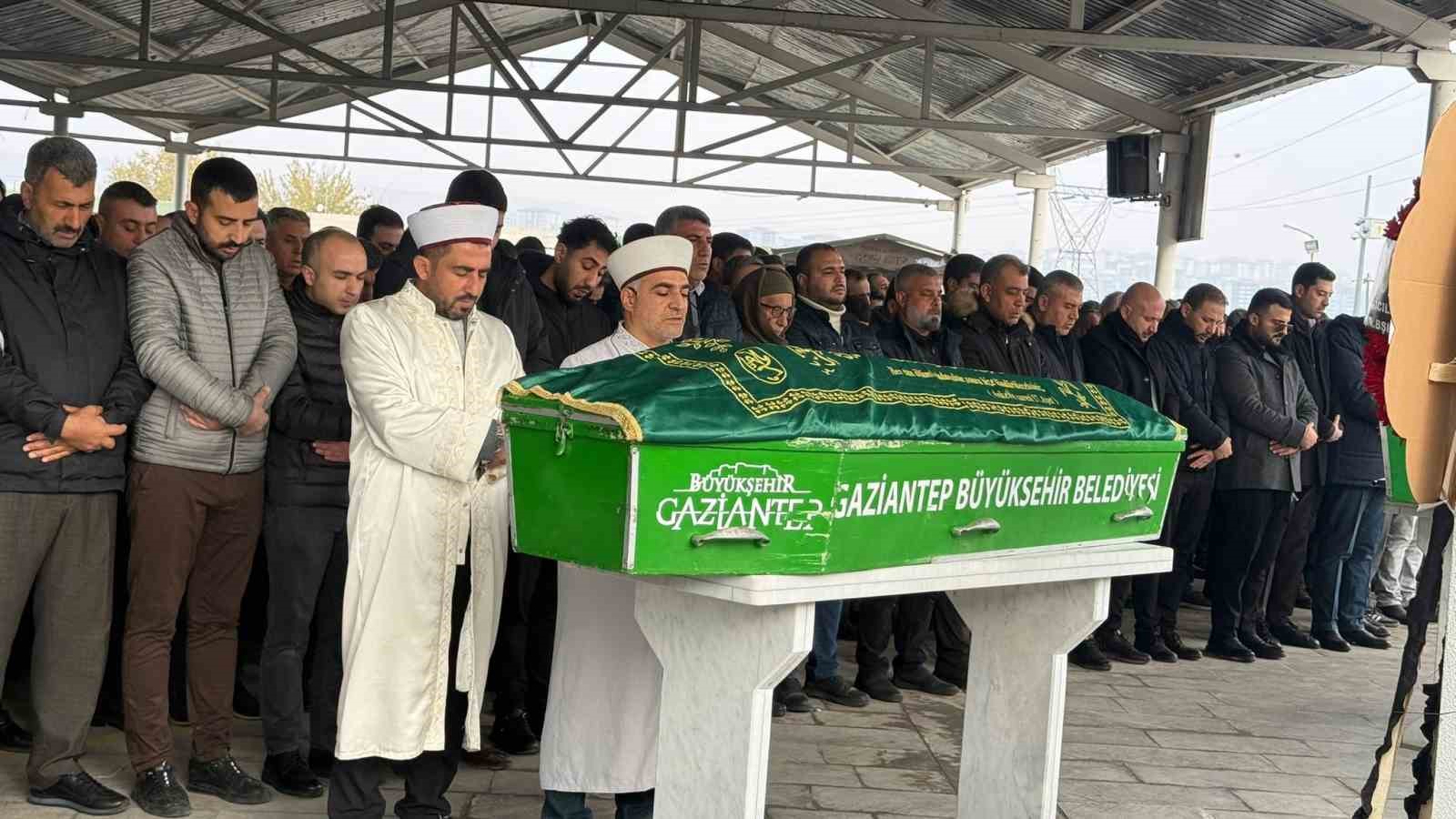 otobus kazasinda hayatini kaybeden 3 kisi gaziantepte son yolculuguna ugurlandi 4 vusXvnaM
