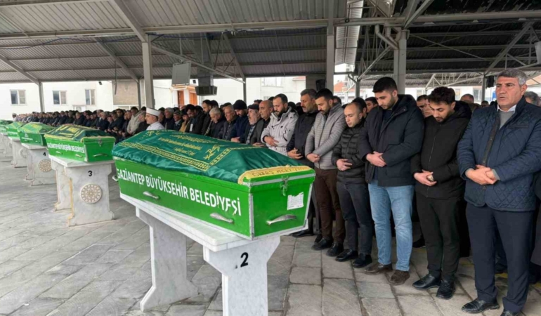 otobus-kazasinda-hayatini-kaybeden-3-kisi-gaziantepte-son-yolculuguna-ugurlandi-Knf1RLiQ.jpg
