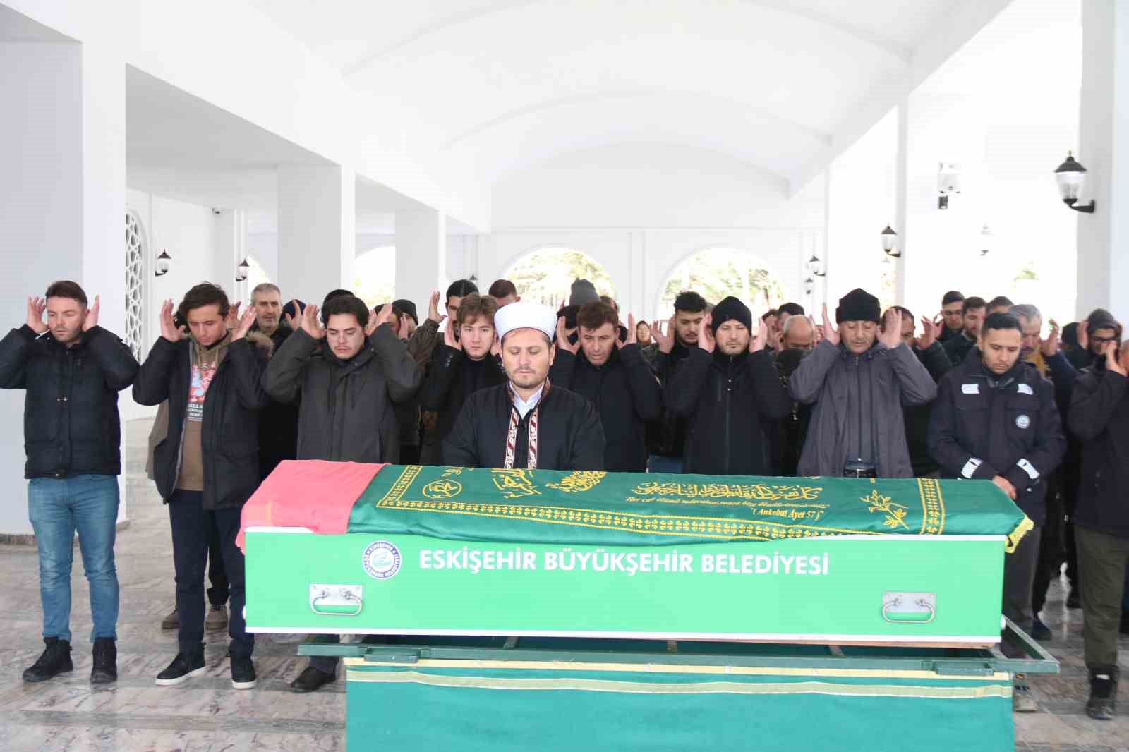 otobus kazasinda hayatini kaybeden eskisehirli resmiye goktepe son yolculuguna ugurlandi 4 yJEXSvyM
