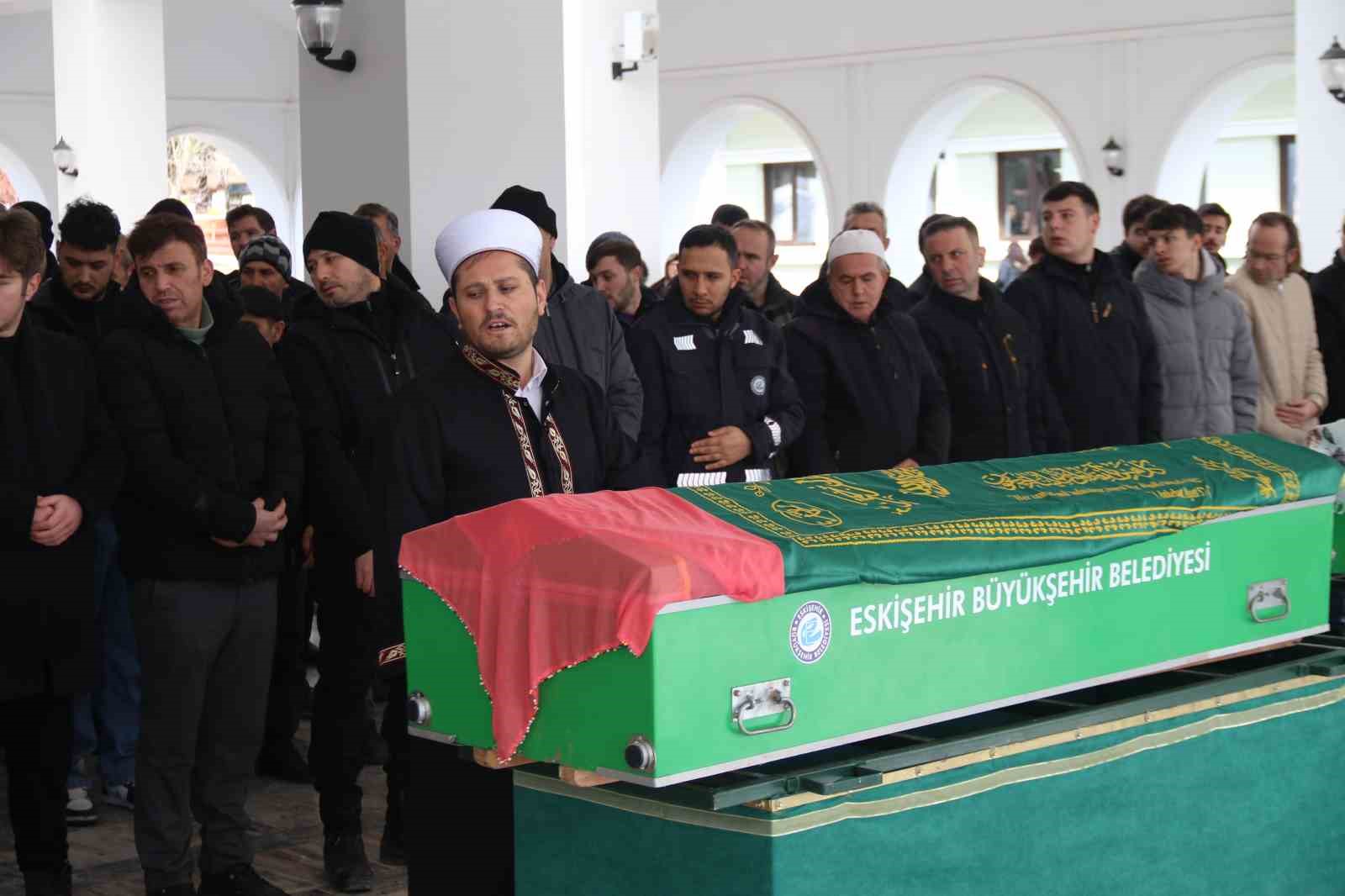 otobus kazasinda hayatini kaybeden eskisehirli resmiye goktepe son yolculuguna ugurlandi 6 grbzUrqy