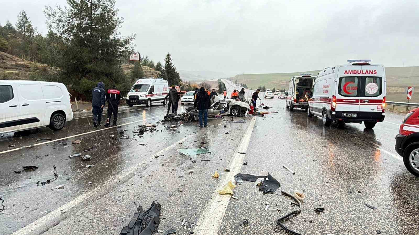otobus otomobili kagit gibi ezdi 3 olu 1 yarali 2 ygY1sHU6