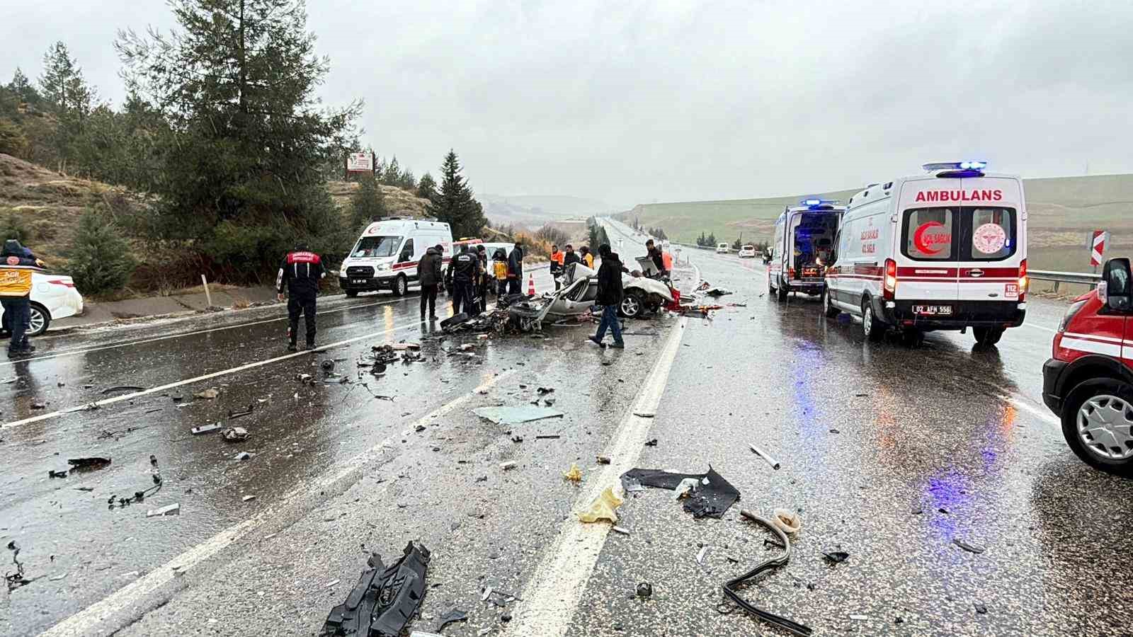 Otobüs otomobili kağıt gibi ezdi: 3 ölü, 1 yaralı 7 otobus otomobili kagit gibi ezdi 3 olu 1 yarali 3 dqQNatXO