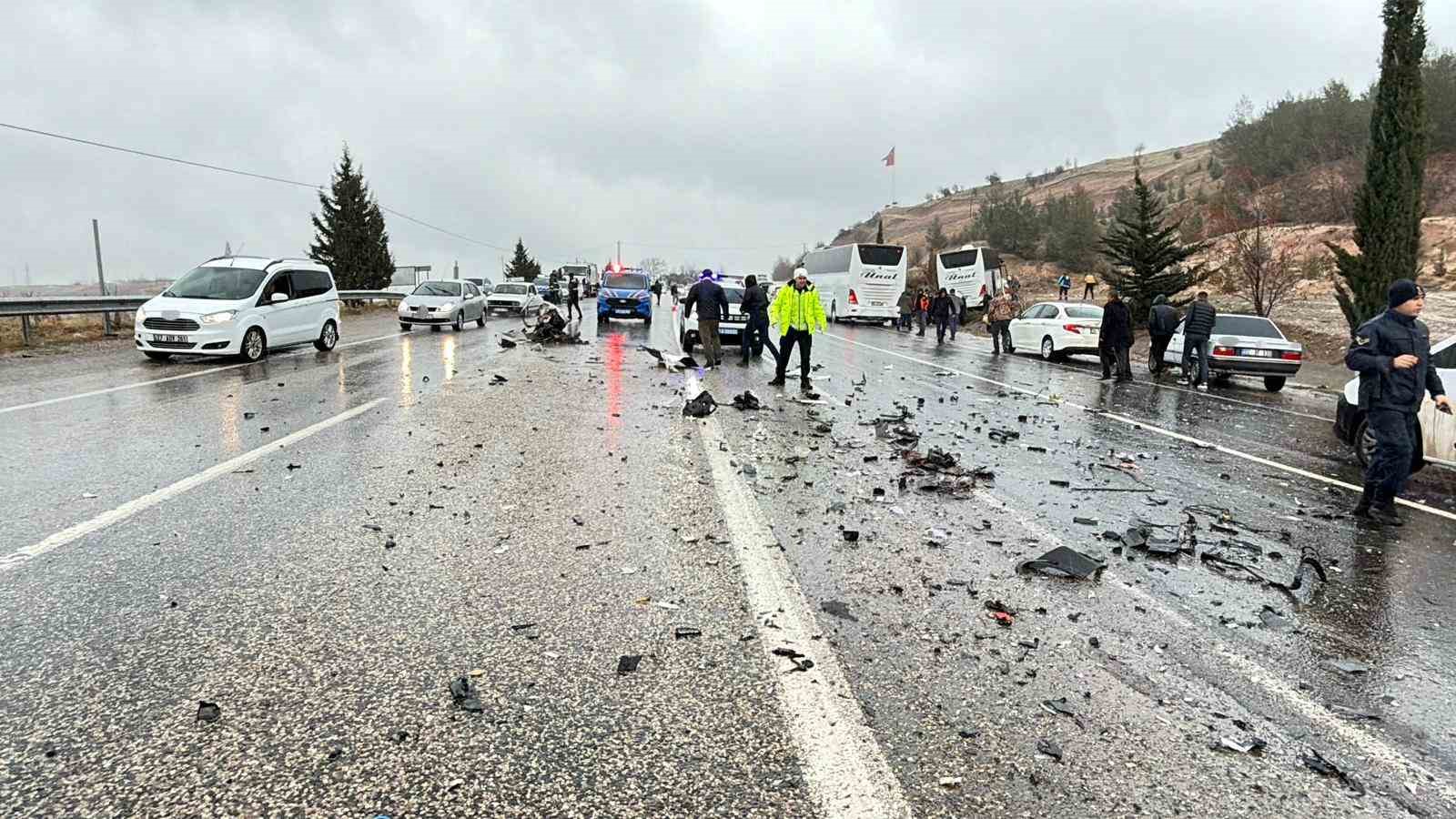 Otobüs otomobili kağıt gibi ezdi: 3 ölü, 1 yaralı 8 otobus otomobili kagit gibi ezdi 3 olu 1 yarali 4