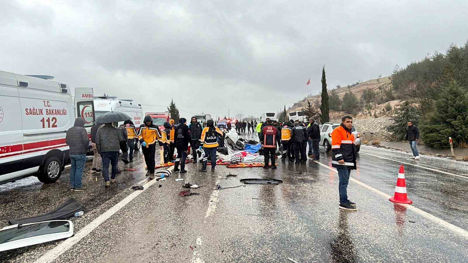 otobus otomobili kagit gibi ezdi 3 olu 1 yarali 5 aENbwywO