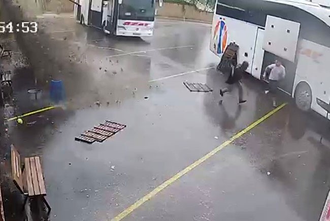 Otobüs perondan çıktı, saniyeler sonra toprak kayması oldu, görevli ise son anda kaçtı 5 otobus perondan cikti saniyeler sonra toprak kaymasi oldu gorevli ise son anda kacti 1 1dUzREdl