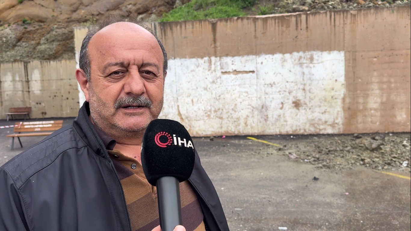 Otobüs perondan çıktı, saniyeler sonra toprak kayması oldu, görevli ise son anda kaçtı 6 otobus perondan cikti saniyeler sonra toprak kaymasi oldu gorevli ise son anda kacti 2 Wc7ZsMey
