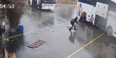 otobus-perondan-cikti-saniyeler-sonra-toprak-kaymasi-oldu-gorevli-ise-son-anda-kacti-qXmvjalQ.jpg