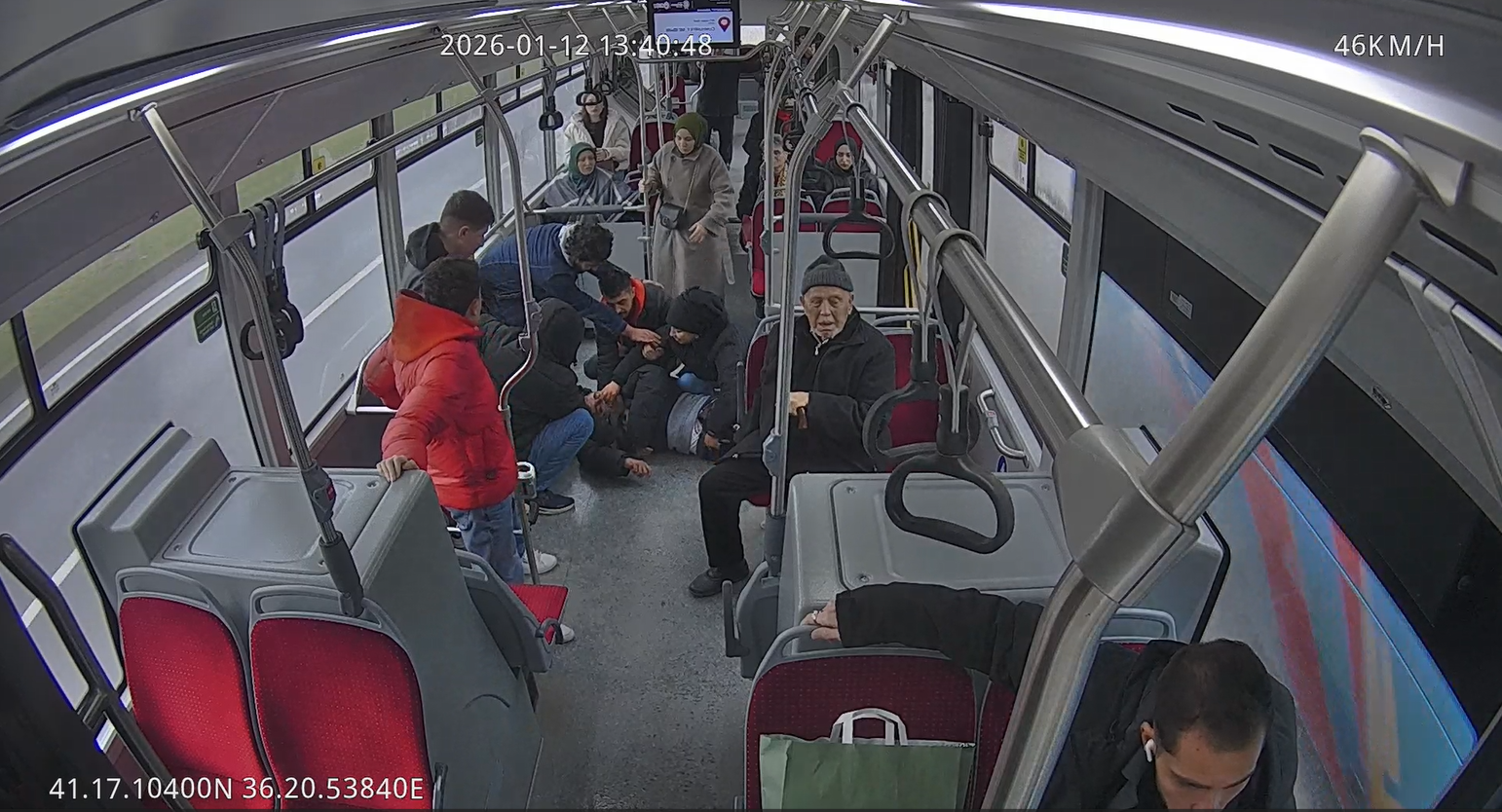 otobus soforu rahatsizlanan yolcuyu hastaneye yetistirdi 0 DfWTFuaW