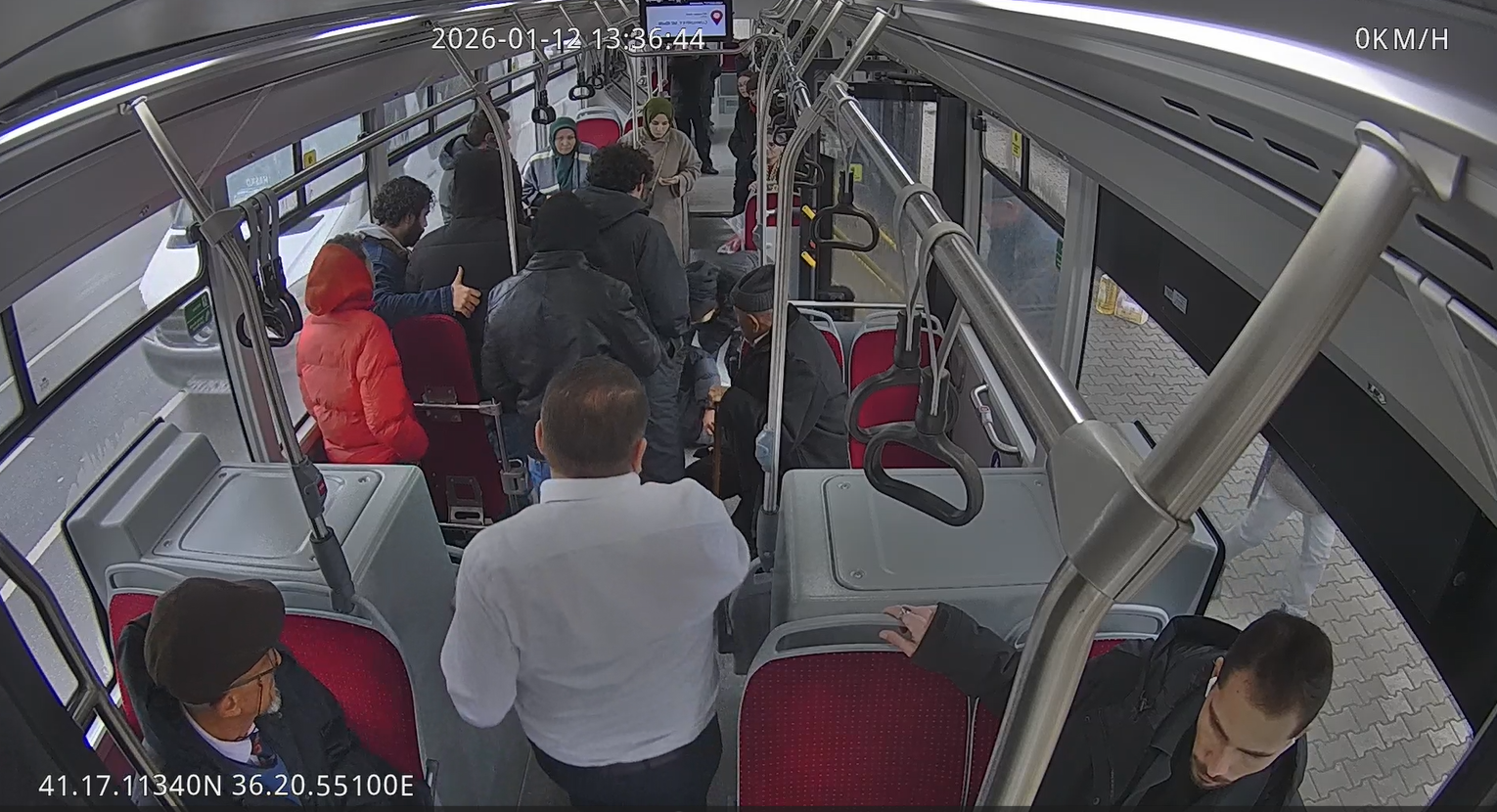 otobus soforu rahatsizlanan yolcuyu hastaneye yetistirdi 1 MmGijih2