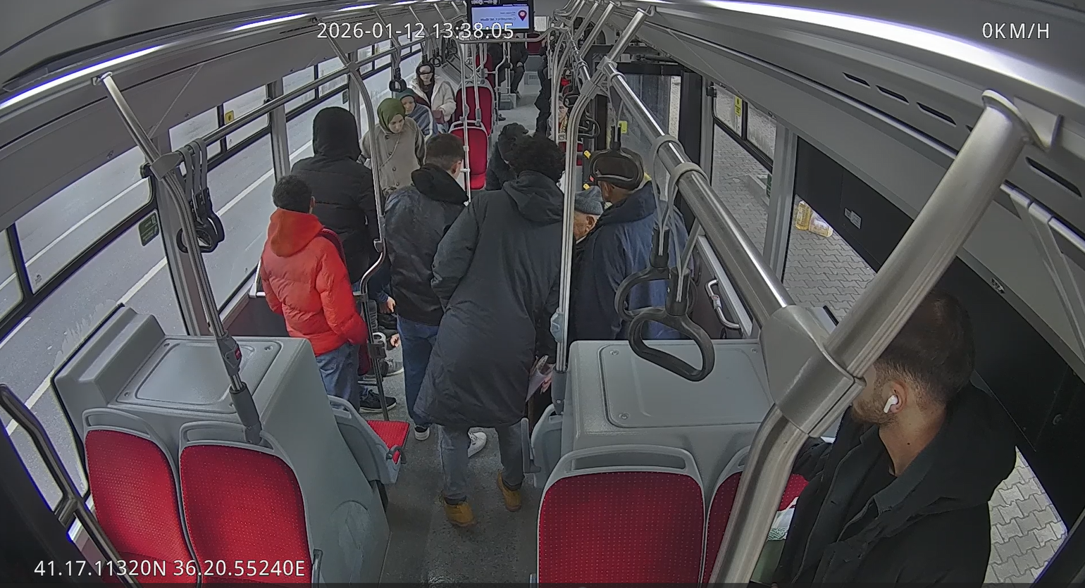 otobus soforu rahatsizlanan yolcuyu hastaneye yetistirdi 2