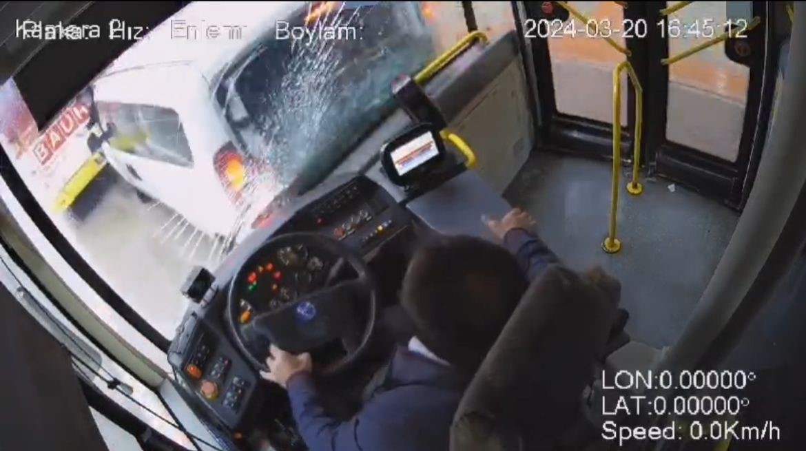 otobus soforu uykuya daldi onundeki araca carpti lise ogrencisi iki aracin arasinda boyle sikisti CLr4KJ5E