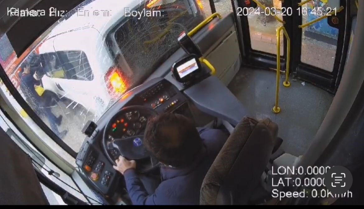 otobus soforu uykuya daldi onundeki araca carpti lise ogrencisi iki aracin arasinda boyle sikisti ID5Js8fd