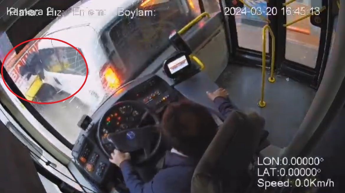 otobus soforu uykuya daldi onundeki araca carpti lise ogrencisi iki aracin arasinda boyle sikisti KRejH5Ii