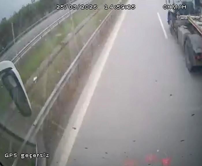 otobus soforunun manevrasi faciayi onledi o anlar kamerada 1 kE5JPfzi