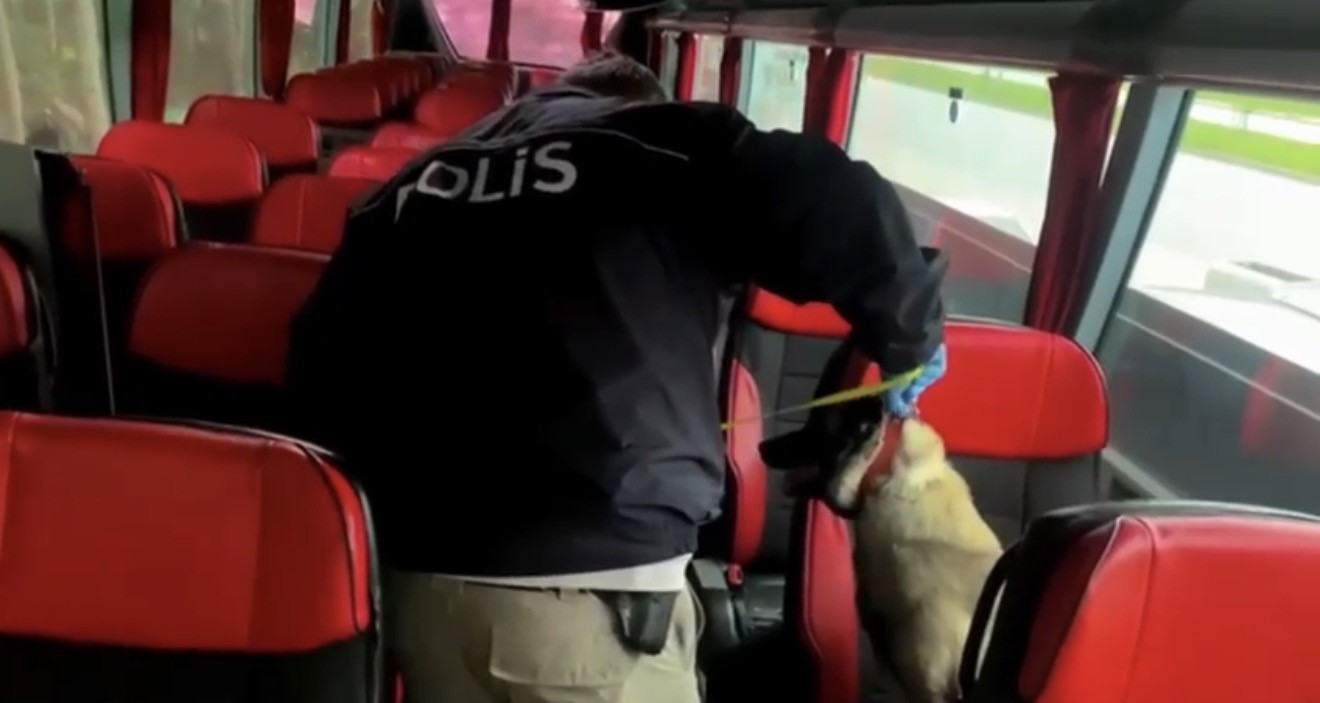 otobus tuvaletinde 2 kilo metamfetamin ele gecirildi otobusu uyusturucu sevki icin kullanmis 4 gJdQjtA8