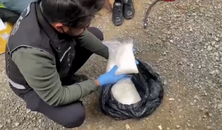 otobus-tuvaletinde-2-kilo-metamfetamin-ele-gecirildi-otobusu-uyusturucu-sevki-icin-kullanmis-TuqwGvUd.jpg
