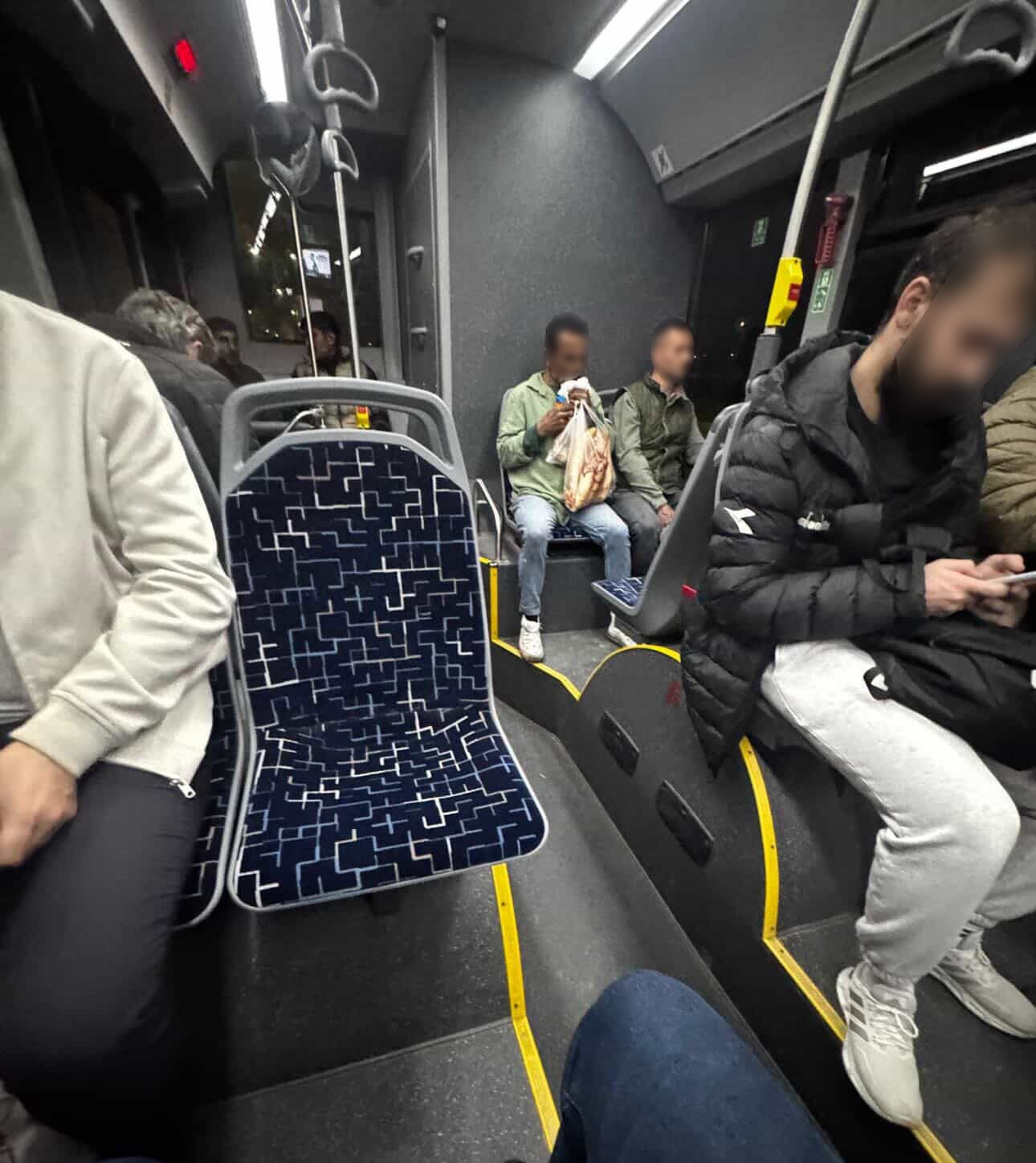 Otobüs yolculuğunda tedirgin eden anlar 5 otobus yolculugunda tedirgin eden anlar 1
