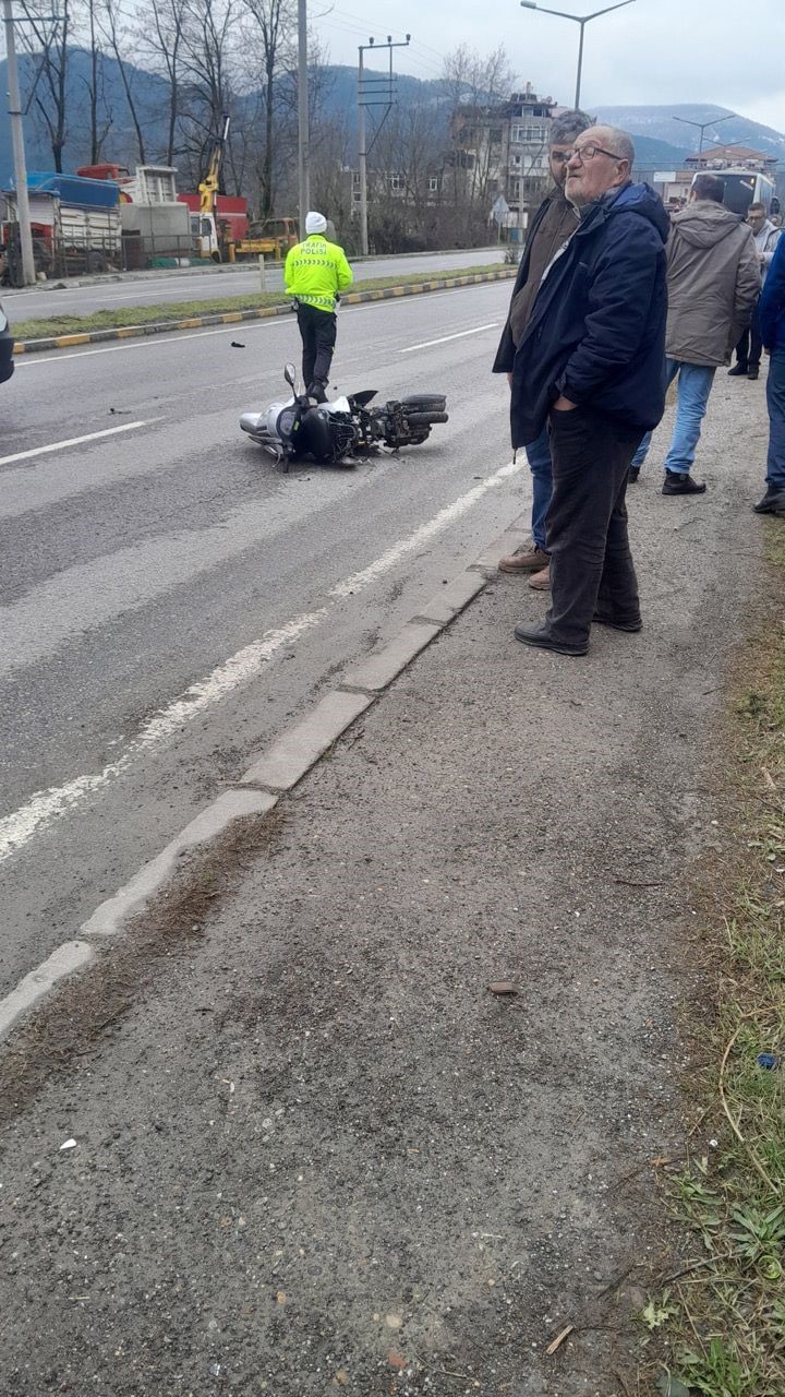 otobusle carpisan motosiklet surucusu hayatini kaybetti 1 YMWjREwb