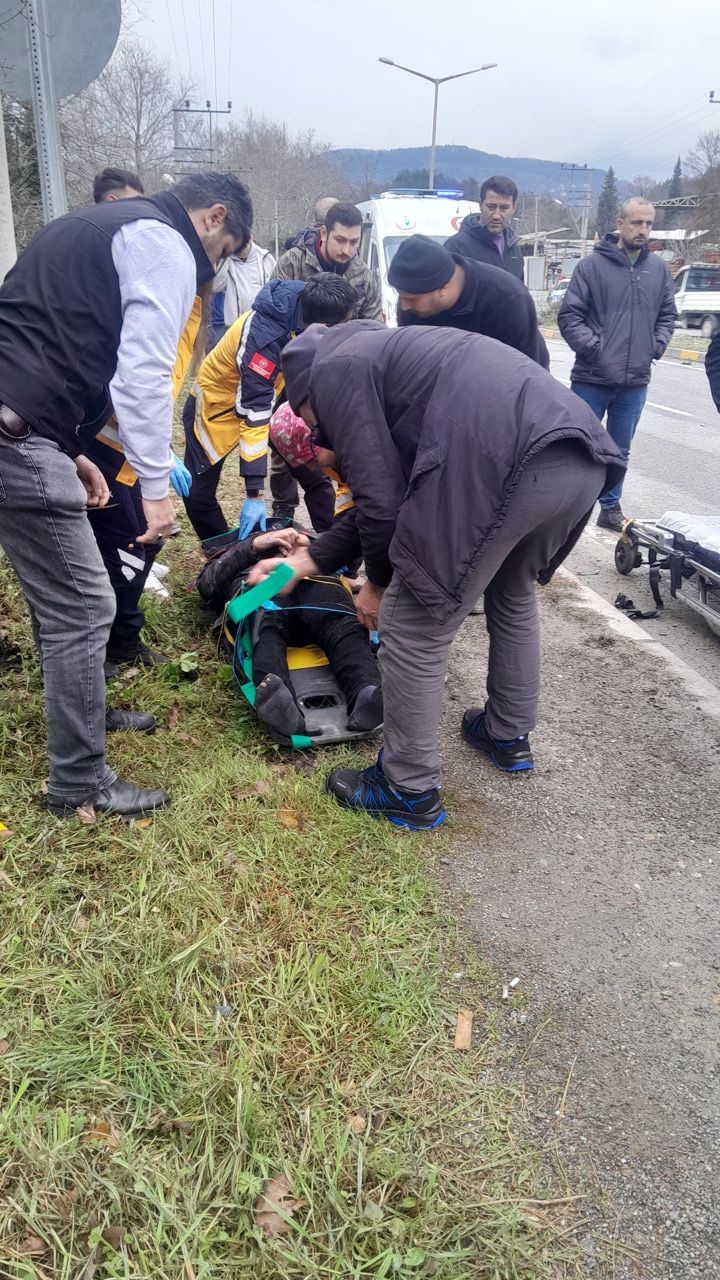 otobusle carpisan motosiklet surucusu hayatini kaybetti 2 XFycyn6M