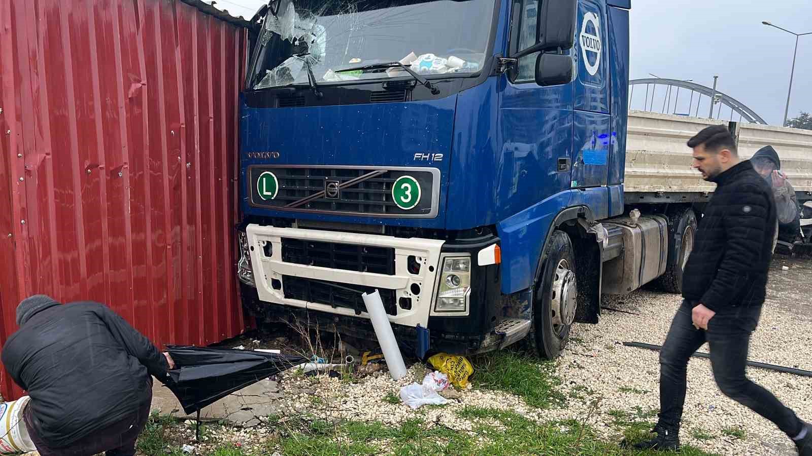 otobusle carpisan tir barakaya daldi ekipler ve vatandaslar dakikalarca olay yerinde yarali aradi 1 ijrVyp4n