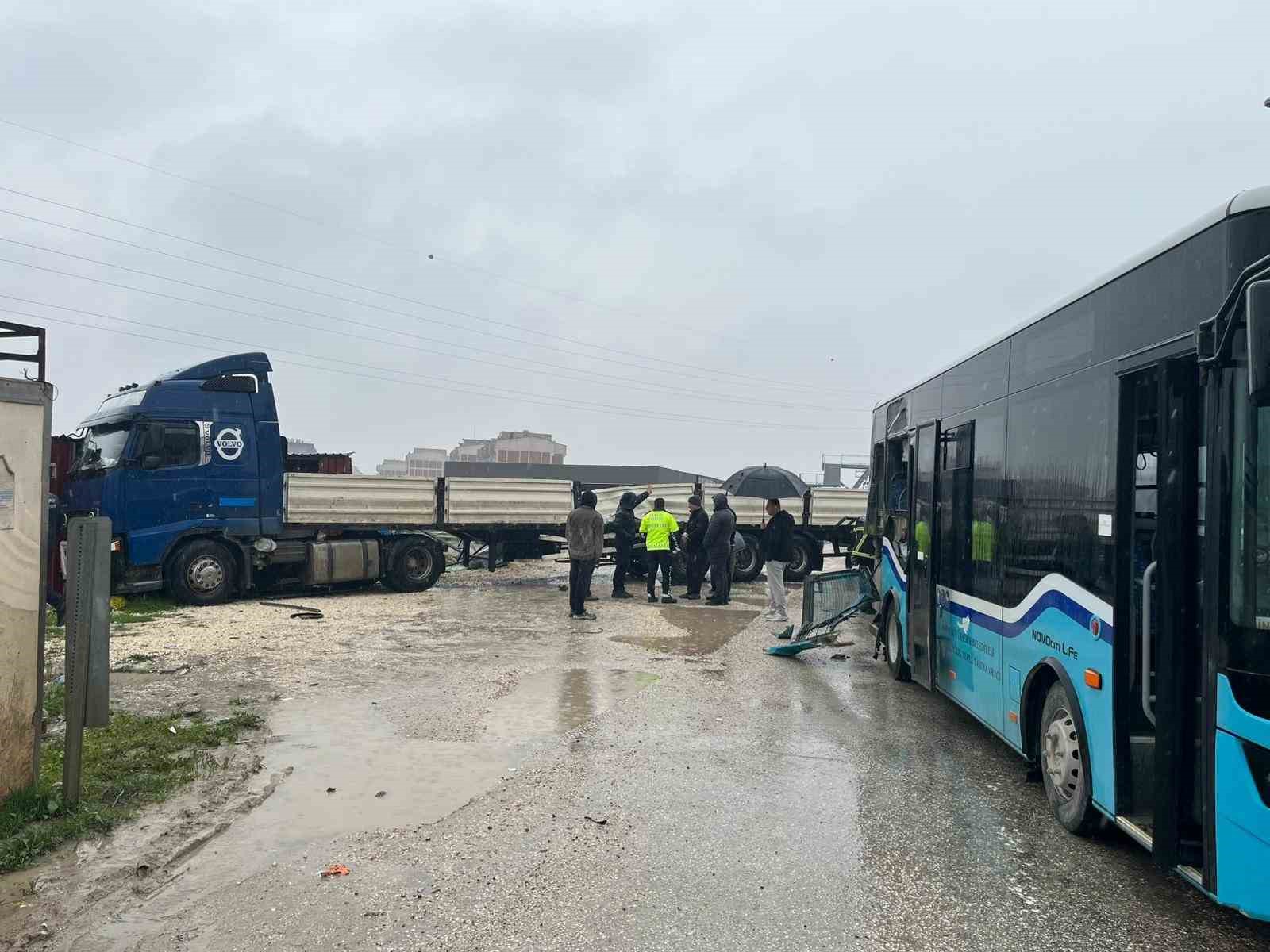 otobusle carpisan tir barakaya daldi ekipler ve vatandaslar dakikalarca olay yerinde yarali aradi 2 tf9Pg21d