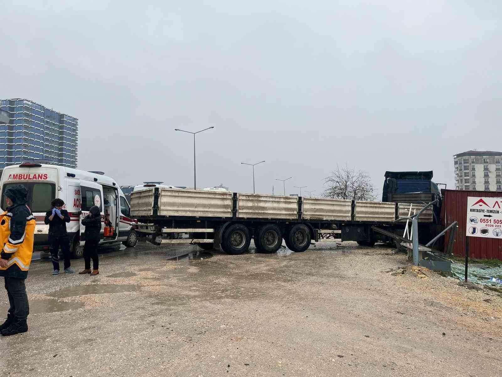 otobusle carpisan tir barakaya daldi ekipler ve vatandaslar dakikalarca olay yerinde yarali aradi 3 43tacJsP