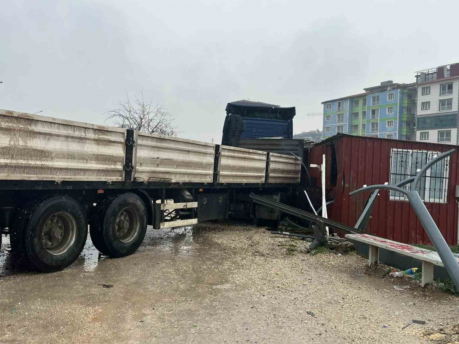 otobusle carpisan tir barakaya daldi ekipler ve vatandaslar dakikalarca olay yerinde yarali aradi 4 g9sOHB35