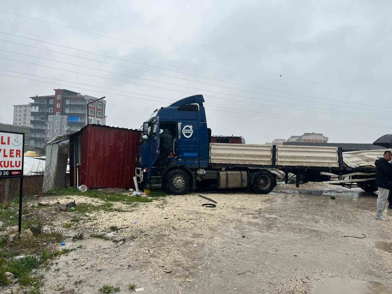 otobusle carpisan tir barakaya daldi ekipler ve vatandaslar dakikalarca olay yerinde yarali aradi 5 7YmIHbFG
