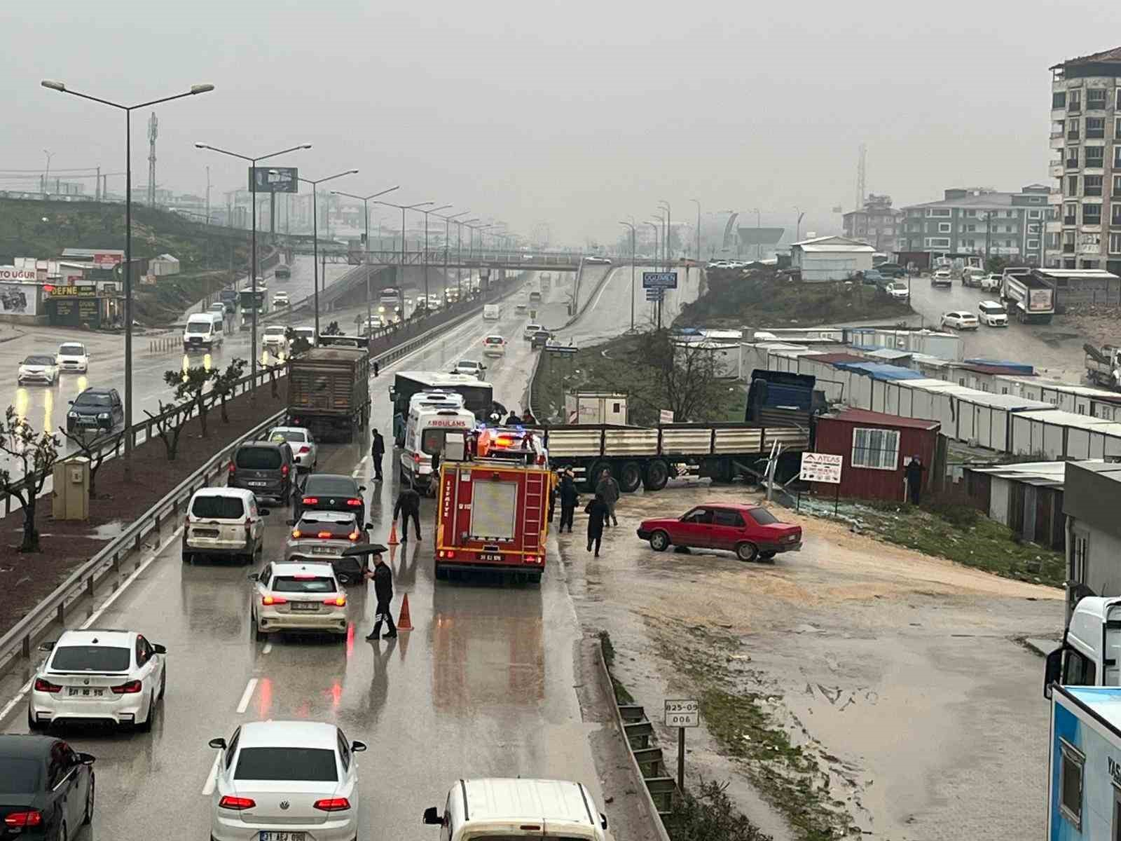 otobusle carpisan tir barakaya daldi ekipler ve vatandaslar dakikalarca olay yerinde yarali aradi 6 4IVIsnQZ