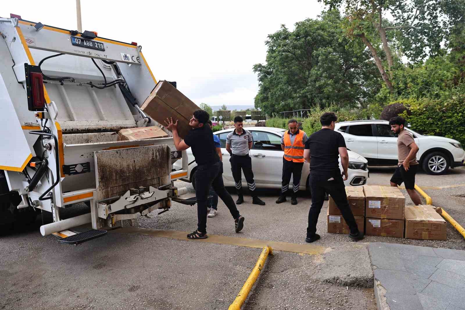 Otobüsle usulsüz taşınan yaklaşık 1 ton yoğurt Antalya otogarında imha edildi 4 otobusle usulsuz tasinan yaklasik 1 ton yogurt antalya otogarinda imha edildi 0 mDlsBWPD