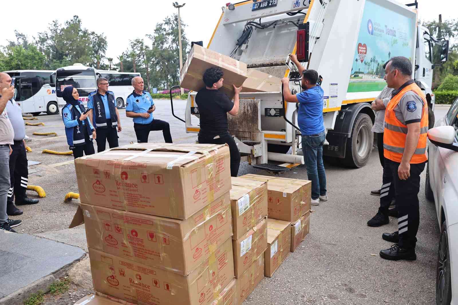 Otobüsle usulsüz taşınan yaklaşık 1 ton yoğurt Antalya otogarında imha edildi 5 otobusle usulsuz tasinan yaklasik 1 ton yogurt antalya otogarinda imha edildi 1 1I72iskI