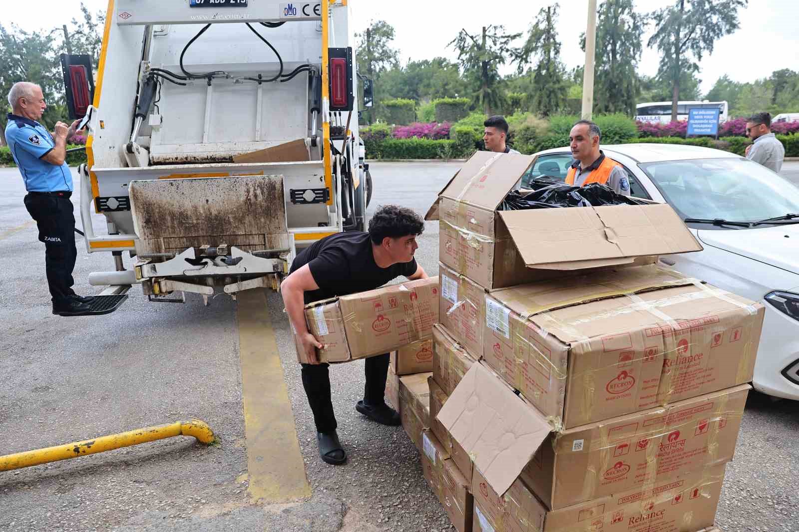 Otobüsle usulsüz taşınan yaklaşık 1 ton yoğurt Antalya otogarında imha edildi 6 otobusle usulsuz tasinan yaklasik 1 ton yogurt antalya otogarinda imha edildi 2 fXkpTaFs
